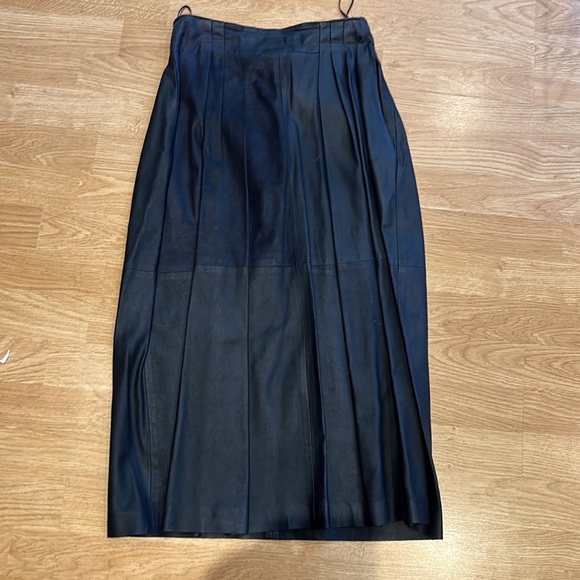 Long Black Leather Skirt by Valentino - Picture 5 of 8
